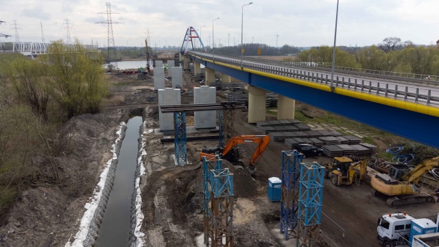 Będzie miał ponad kilometr oraz dwupasmową jezdnię osadzoną na 23 palach i 22 przęsłach. Najdłuższe z nich będzie miało aż 165 metrów. Tak docelowo wyglądać będzie nowy wiadukt budowany obecnie w Wolinie.