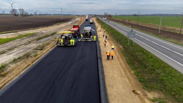 W połowie wakacji kierowcy pojadą kolejnym nowym odcinkiem budowanej S3.