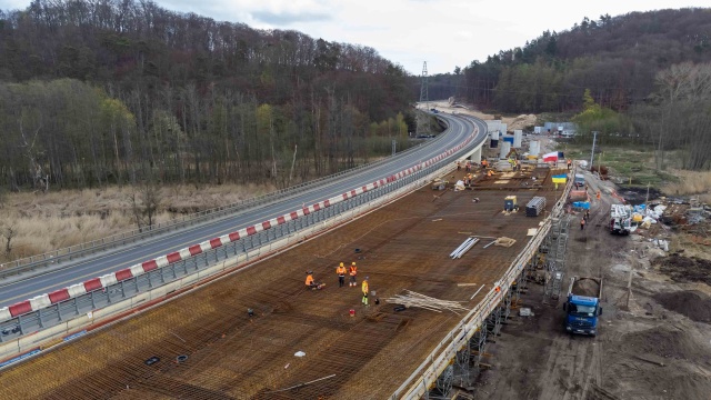 Będzie miała ponad 350 metrów i znajdzie się częściowo na terenie Wolińskiego Parku Narodowego. To nowa estakada, która powstaje w okolicach Międzyzdrojów.