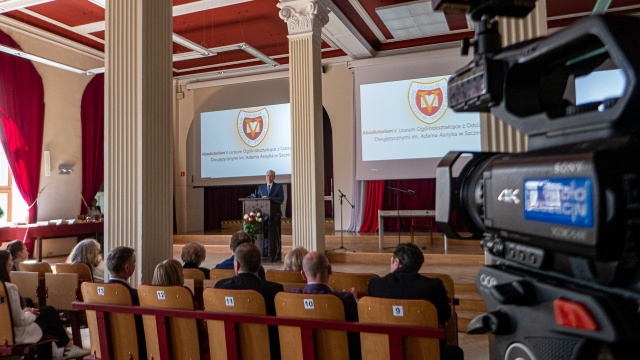 Uczniowie ostatnich klas liceów i techników oficjalnie zakończyli dzisiaj rok szkolny.