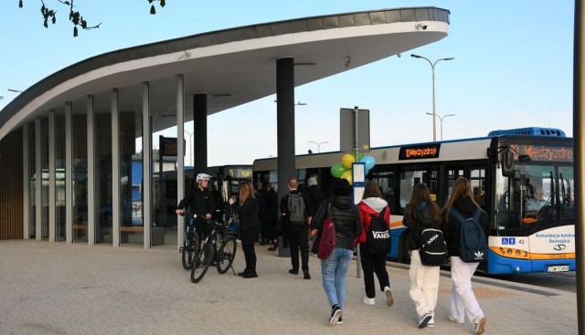 Od dziś miejskie autobusy w Świnoujściu odjeżdżają z nowego węzła przesiadkowego na wyspie Wolin przy przeprawie promowej.
