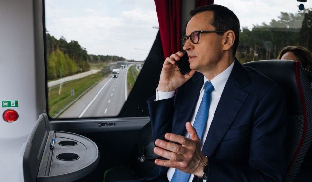 Premier Mateusz Morawiecki powiedział, że w sprawie szczątków obiektu wojskowego znalezionych w lesie pod Bydgoszczą jest w stałym kontakcie z ministrem obrony narodowej, któremu polecił osobisty nadzór nad wyjaśnieniem tej sytuacji.