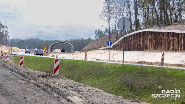 Nietypowa konstrukcja powstaje przy budowie drogi szybkiego ruchu S3. Na odcinku biegnącym przez Woliński Park Narodowy pojawił się tzw. mur oporowy.