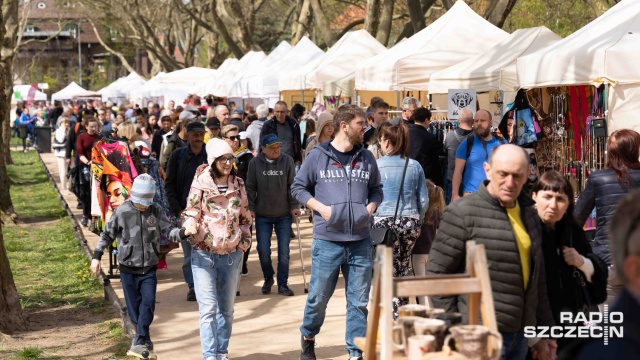 Stoiska z rękodziełem, gastronomia czy strefa dla dzieci to tylko część atrakcji na majówkowym Jarmarku Szczecińskim, który ma miejsce na Jasnych Błoniach. Około stu wystawców prezentuje swoją ofertę a mieszkańcy i turyści skorzystali z dobrej pogody i tłumnie ruszyli na błonia.