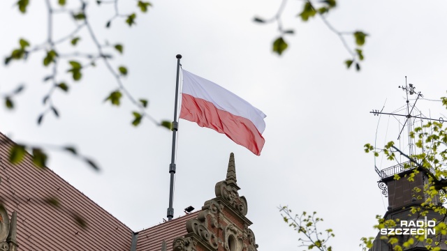 Biało-czerwona powiewa nad Odrą w Szczecinie. Wojewoda zachodniopomorski Zbigniew Bogucki, kilka minut po godzinie 9:00, podniósł flagę na maszt Zachodniopomorskiego Urzędu Wojewódzkiego na Wałach Chrobrego