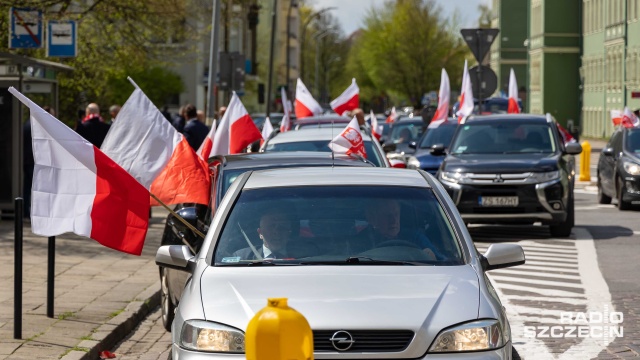 Biało-czerwona kawalkada przejechała ulicami Szczecina. To patriotyczna akcja polityków Prawa i Sprawiedliwości z okazji święta Konstytucji 3 Maja.