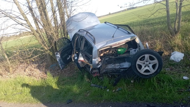 Poważna kolizja pod Golczewem. Na drodze między miejscowościami Moracz i Włodzisław w powiecie goleniowskim zderzyły się dwa samochody osobowe, po czym jeden z nich uderzył w drzewo.