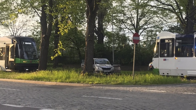 Samochód osobowy wjechał na torowisko tramwajowe na ulicy Żołnierskiej w Szczecinie.