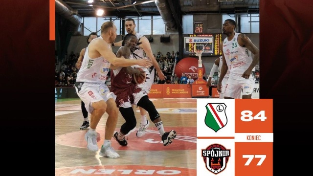 W ekstraklasie koszykarzy rozpoczęła się faza play-off. W meczu otwierającym ćwierćfinały Legia Warszawa pokonała Spójnię Stargard 84:77 (15:21, 24:10, 19:25, 26:21).