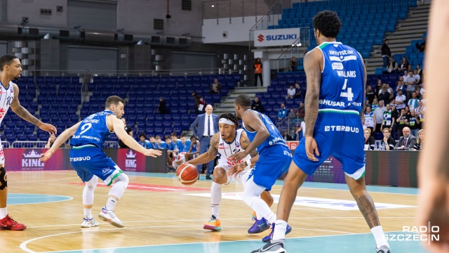 Wilki Morskie sezon zasadniczy zakończyły na drugim miejscu w tabeli Energa Basket Ligi. W hali Netto Areny podjęły w fazie play-off Anwil Włocławek.