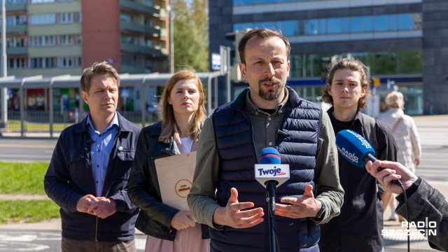 Chcą walczyć z dyskryminowaniem pieszych w Szczecinie - działacze partii Zieloni na konferencji prasowej wytykali urzędnikom, że faworyzują ruch samochodowy.