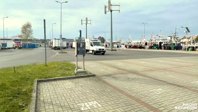Płatne parkowanie w kołobrzeskim porcie rybackim. Zapytaliśmy władze portu, dlaczego ustawiły w tym miejscu parkometry.