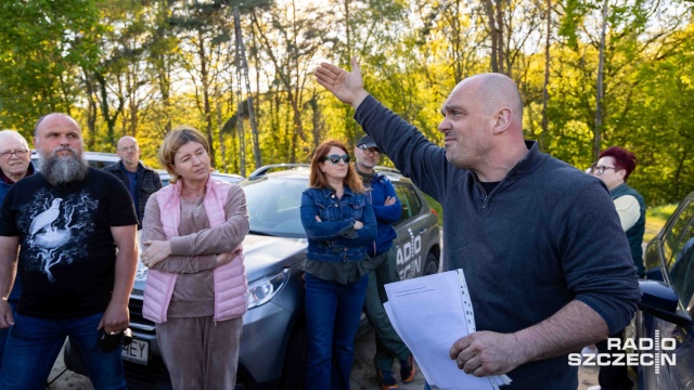 Mieszkańcy Skolwina protestują przeciwko poprowadzeniu przez ich dzielnicę obwodnicy Polic. W poniedziałek zebrali się niedaleko Strugi Przęsocińskiej.