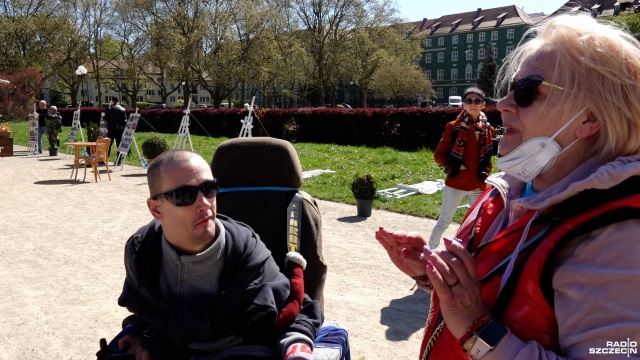 Maluje obrazy ustami - bo tylko tak potrafi - a pieniądze z ich sprzedaży przeznaczy na leczenie mamy chorej na raka.