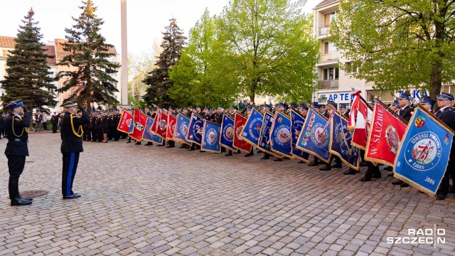 Święty Florian od wieków jest czczony w Polsce jako patron strażaków a więc tych, którzy wierni miłości Boga i bliźniego, niosą pomoc w obliczu zagrożenia klęskami żywiołowymi - powiedział nadbrygadier Jarosław Tomczyk, komendant Państwowej Straży Pożarnej w Szczecinie.
