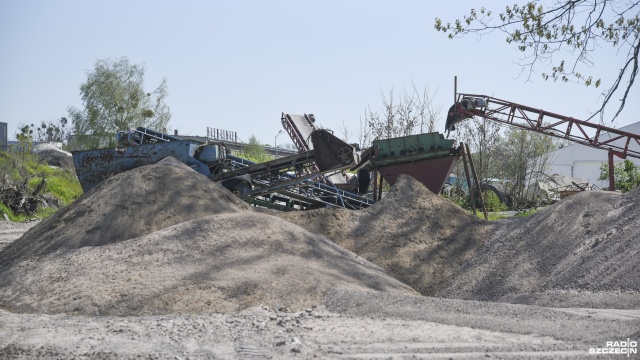 Wszechobecny pył i hałas nawet w weekendy - mieszkańcy domów przy ulicy Balińskiego na szczecińskiej Płoni skarżą się na producenta kruszyw.