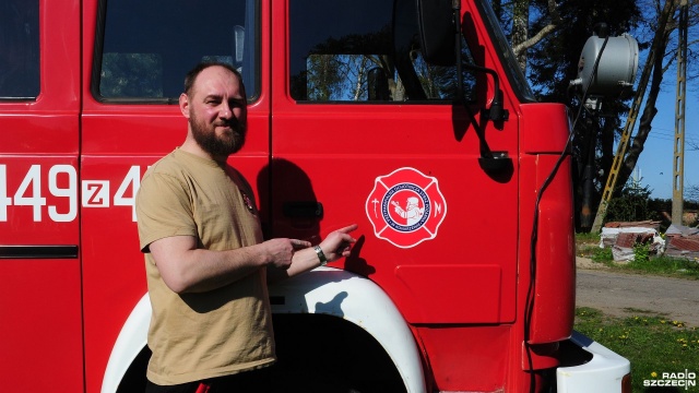 Po mszy zdejmuje sutannę i zakłada mundur strażacki, żeby nieść pomoc innym. Na taką podwójną służbę zdecydował się ksiądz Marcin Smoliga, który założył pierwszą w Polsce Przyparafialną Ochotniczą Straż Pożarną w Konarzewie.