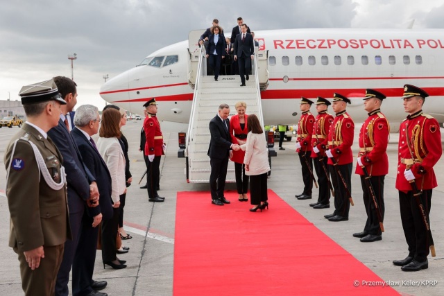 Prezydent Andrzej Duda rozpoczął wizytę w Albanii. To pierwsza od 20 lat oficjalna podróż polskiego prezydenta do tego bałkańskiego kraju.