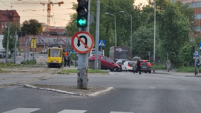 Samochód na barierkach na skrzyżowaniu ulic Dubois z Firlika w Szczecinie. Utrudnienia są na trasie w kierunku Gocławia.