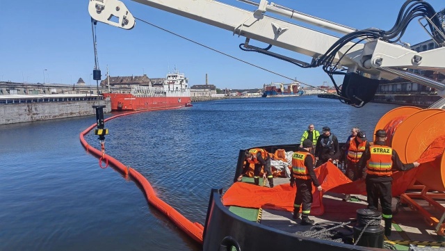 Jak nowy statek sprawdza się podczas akcji - sprawdzała to portowa straż pożarna.