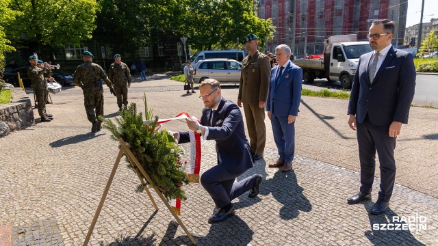 Kwiaty przed pomnikiem marszałka Józefa Piłsudskiego przy placu Szarych Szeregów złożyli politycy Prawa i Sprawiedliwości.