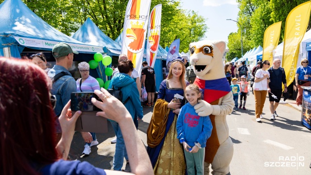 Na Wałach Chrobrego w Szczecinie trwa Piknik nad Odrą. Jarmark, festiwal food trucków, strefa browarów rzemieślniczych, wesołe miasteczko - a to tylko część atrakcji które można zobaczyć w ten weekend.