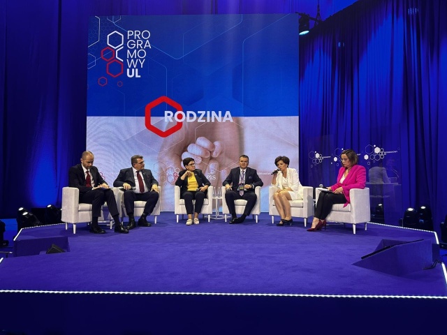 Warto rozmawiać o przyszłości programu 500 plus - mówiła na konwencji Prawa i Sprawiedliwości była premier Beata Szydło.