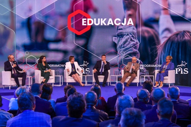 Od kilku godzin w Warszawie trwa konwencja programowa Prawa i Sprawiedliwości. Podsumowano między innymi działania rządu w dziedzinie edukacji.