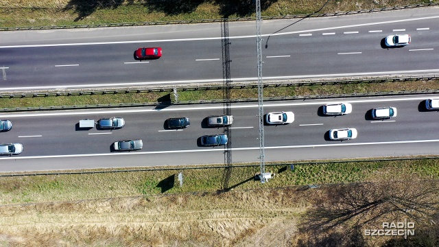 Trzeba dążyć do uporządkowania sytuacji na drogach i wprowadzić model znany na przykład z Niemiec, w którym przejazd wszystkimi autostradami jest bezpłatny - uważa wiceminister kultury i dziedzictwa narodowego Jarosław Sellin.