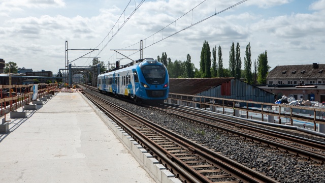 Pierwsze nowe przystanki Szczecińskiej Kolei Metropolitalnej zostaną oddane do użytku jeszcze w tym roku. Dziś pokazano dziennikarzom jeden z ciekawszych obiektów budowanych na szczecińskiej Łasztowni.