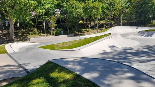 Ma 800 metrów kwadratowych powierzchni, żelbetowe tory i liczne przeszkody. W Szczecinie powstał kolejny skatepark.