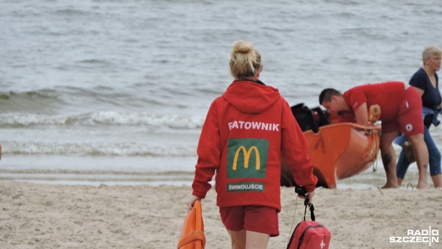 W tym roku plaża strzeżona w Świnoujściu nie tylko na odcinku wybrzeża. Ratownicy będą obecni wzdłuż całej plaży na Uznamie. Dzięki temu wszyscy plażowicze będą mogli czuć się bezpiecznie.