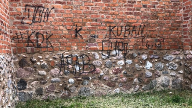 O pomoc w znalezieniu wandali, którzy zniszczyli zabytkowe mury obronne proszą władze Pyrzyc.