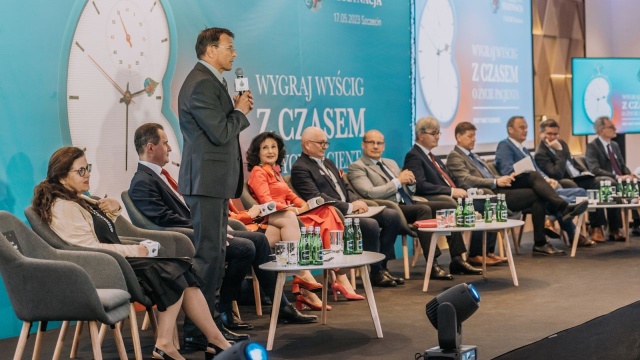 Nefrologia to więcej niż nerki - pod takim hasłem w Szczecinie, blisko 500 lekarzy z całego świata debatuje o przyszłości nefrologii.