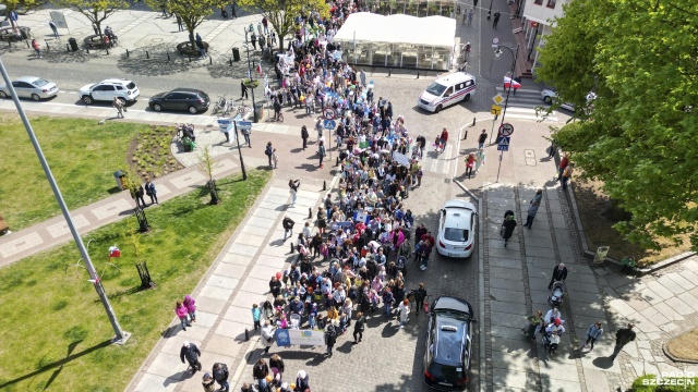 Marszem ulicami miasta rozpoczęły się Dni Kołobrzegu. W sobotę na mieszkańców i turystów czeka wiele atrakcji. W ten weekend Kołobrzeg obchodzi 768 urodziny. Dokładnie 23 maja 1255 roku otrzymał bowiem prawa miejskie.