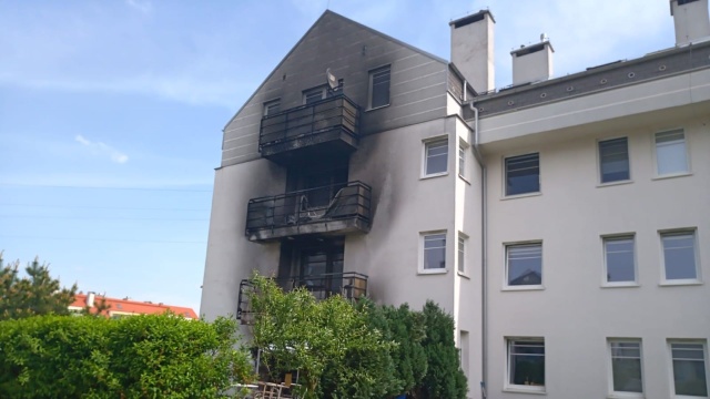 Wieczorne grillowanie mogło doprowadzić do tragedii. Do pożaru doszło w bloku przy ulicy Gwarnej w Szczecinie. Ogień pojawił się w niedzielę o godzinie 2 w nocy, trzy osoby zostały poszkodowane.