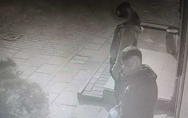 Kopali nastolatka za... e-papierosa [WIDEO]