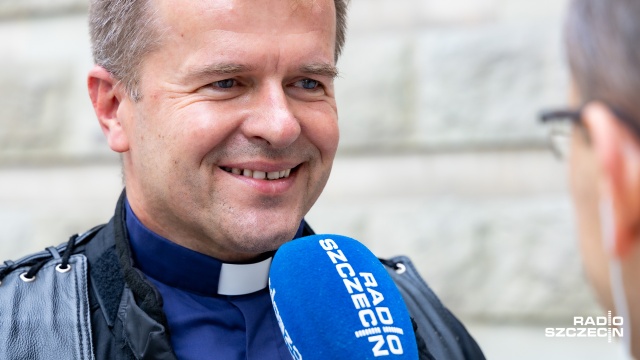 Ksiądz Marian Augustyn, proboszcz parafii rzymskokatolickiej pw. Nawiedzenia Najświętszej Marii Panny w Szczecinie Dąbiu rozpoczyna w poniedziałek na motorze ściganie w Rajdzie Grecji.