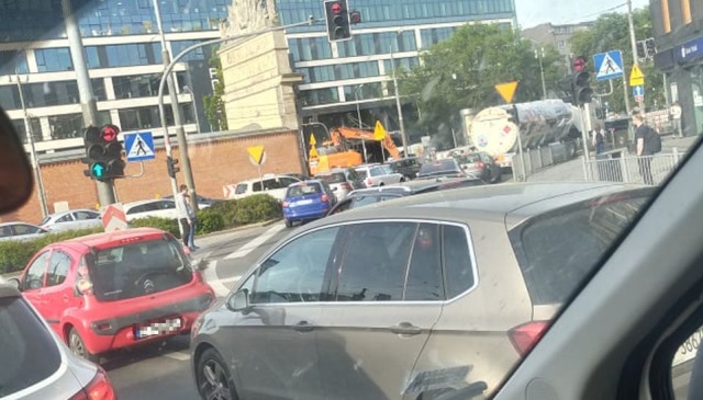 Spore problemy od rana w poniedziałek mają kierowcy, którzy przejeżdżają przez Bramę Portową i Plac Zwycięstwa w Szczecinie.