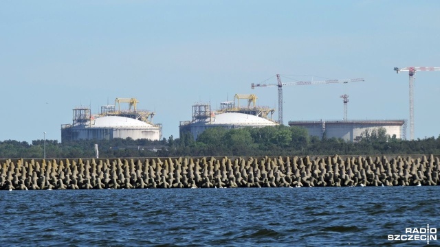 Trzeci zbiornik na skroplony gaz w Świnoujściu już jest zadaszony. Rozbudowa terminalu LNG idzie pełną parą, a ukończenia wszystkich prac spodziewać się można na przełomie tego roku.