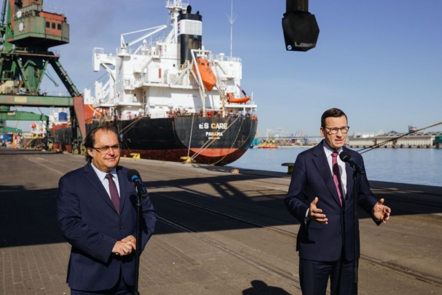 Premier Mateusz Morawiecki zapewnił, że rząd reaguje na kryzys zbożowy. W tym celu rząd zagwarantował cenę skupu pszenicy, podnosi dopłaty, a także rozbudowuje bazę logistyczną i transportową.