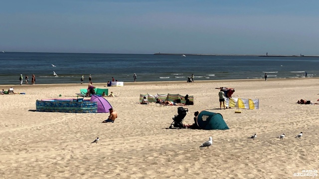 W Świnoujściu pojawili się pierwsi plażowicze. W poniedziałek słupek rtęci przekroczył znacznie 20 stopni Celsjusza.