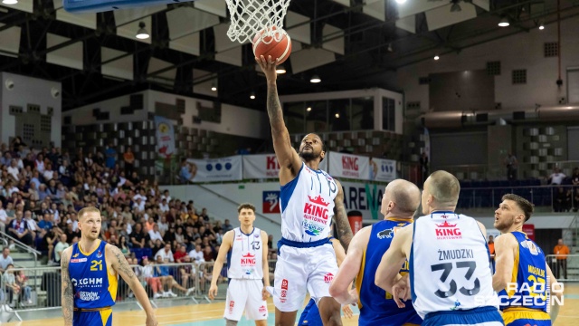 Koszykarze Kinga coraz bliżej finału mistrzostw Polski - szczecinianie pokonali Stal Ostrów Wielkopolski 79:74 w drugim meczu półfinałowym play-off Energa Basket Ligi.