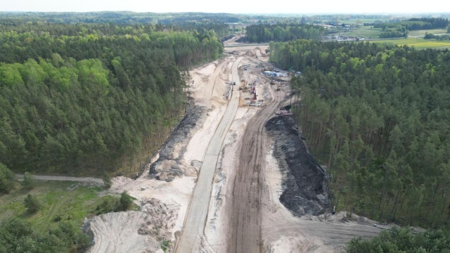 Prace ziemne posuwają się w stronę zachodniego końca inwestycji. W ciągu drogi krajowej nr 20 powstają również mosty - to na budowie obwodnicy Szczecinka.