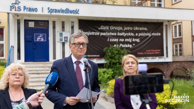 Szczecińscy działacze ruchu, którego liderem jest Grzegorz Braun, na konferencji przed siedzibą Prawa i Sprawiedliwości oceniali, że zgoda Sejmu na te propozycje oznaczałaby możliwość nieograniczonego zadłużania państwa i konfiskowania mienia obywateli bez kontroli sądów.