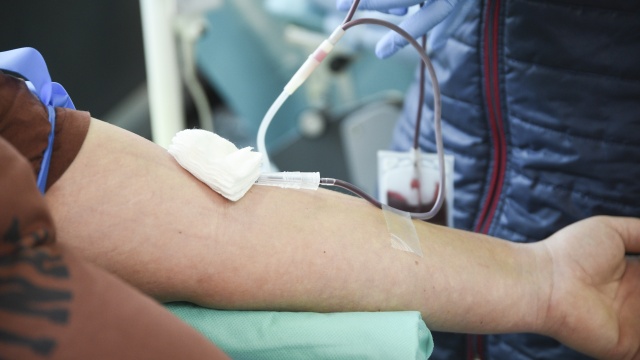 Czekolada, pamiątkowe gadżety i dwa dni wolnego - takie bonusy czekały na każdego, kto dziś zdecydował się oddać krew. Krwiobus stanął w Nowym Warpnie w ramach ósmego Powiatowego Tygodnia Czerwonej Krwinki.