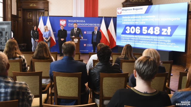 Ponad 300 tysięcy złotych trafiło dziś do lokalnych organizacji pozarządowych na działania na rzecz zapobiegania zakażeniom HIV i zwalczania AIDS, ale też na wspieranie osób bezdomnych i zagrożonych bezdomnością.
