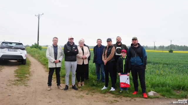 Nie chcemy smrodu pod naszymi oknami - tak mieszkańcy Osiedla 30-lecia w Gryficach sprzeciwiają się wylewaniu na polach leżących w sąsiedztwie ich domów odpadów z biogazowni, które będą służyć jako nawóz.