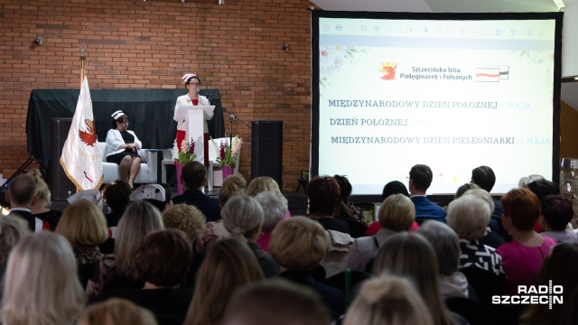 Jedenaście szczecińskich pielęgniarek i położnych odznaczone podczas obchodów swojego święta. Była to okazja na docenienie kobiet, które pełnią te zawody. Bycie pielęgniarką to nie tylko kompetencje i wiedza, podstawią jest empatia - mówi Gabriela Hofman, przewodnicząca Szczecińskiej Izby Pielęgniarek i Położnych.