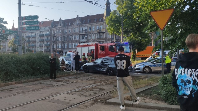 Kolizja dwóch samochodów osobowych na placu Kościuszki w Szczecinie.